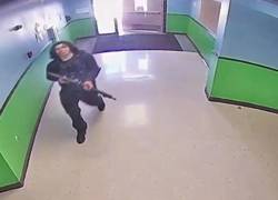 Las imágenes muestran al tirador, identificado posteriormente como Salvador Ramos, de 18 años, caminando sin oposición por el pasillo con un rifle semiautomático.
