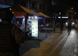 Fotografía que muestra la parte exterior de un restaurante, durante un toque de queda decretado en agosto del 2024, con miras a enfrentar la delincuencia.