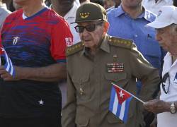 El expresidente de Cuba, Raúl Castro (C), asiste a una manifestación del Primero de Mayo con motivo del Día Internacional de los Trabajadores en La Habana, el 1 de mayo del 2026.