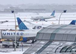 Este sábado, más de 7.000 vuelos fueron cancelados en EE.UU. y otros 1.300 cancelados. Foto: AFP