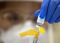Una enfermera muestra un vial de la vacuna contra la viruela del mono.