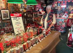 Debbie Indicott junto a su colección de 5.623 artículos de Coca-Cola.
