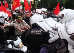 Una gresca entre Policías y Metropolitanos, quienes intentaron desalojar a los protestantes en Guayaquil.