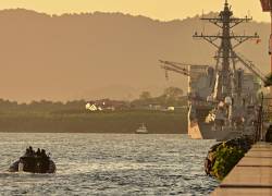 Una patrulla de la Guardia Costera de Trinidad y Tobago asegura el área que rodea al USS Gravely, atracado en Puerto España el 27 de octubre de 2025.