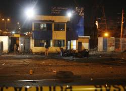 Fotografía que muestra los restos del vehículo que estalló a las afueras de la Cárcel Regional, en Guayaquil.