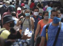 Personas con mascarillas caminan por el centro de Quito, Ecuador, en medio de la pandemia del nuevo coronavirus, el lunes 29 de junio de 2020.