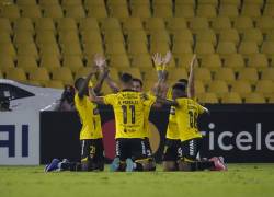 Jugadores de Barcelona SC celebrando el gol de la victoria frente a Boca Juniors por Copa Libertadores.