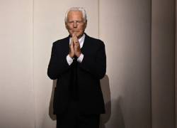 Giorgio Armani saluda al público al final del desfile Giorgio Armani Privé como parte de la Semana de la Moda de Alta Costura Otoño/Invierno 2023/2024 en París, el 4 de julio de 2023.