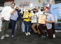 La celebración de los ganadores y de las autoridades en la ceremonia de clausura de la VIII edición de la Feria Raíces.