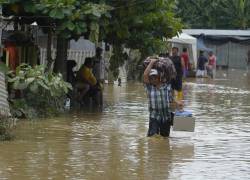 Personas evacuando sus hogares debido a las inundaciones.