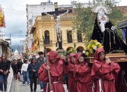 Ciudadanos en una procesión durante el feriado por Semana Santa.