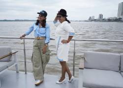 Marcela Aguiñaga y Lourdes Tibán en el río Guayas.