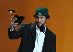 El cantante puertorriqueño Bad Bunny acepta el premio al Mejor Álbum de Música Urbana durante la Entrega Anual de los Premios Grammy en el Crypto.com Arena de Los Ángeles el 5 de febrero de 2023.