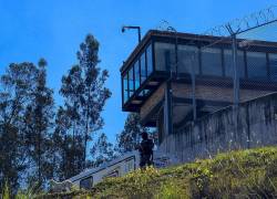 Policías vigilan hoy los alrededores de la cárcel de Turi en Cuenca (Ecuador). Las autoridades ecuatorianas han retomado hoy viernes el control de la cárcel de la ciudad de Cuenca.