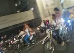 Caravana de motociclistas circuló en Guayaquil: algunas mujeres aparecieron desnudas y muchos sin casco.