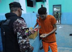 Fotografía de reos recibiendo alimentos en el Centro de Privación de Libertad El Rodeo, en Portoviejo.