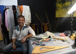 El diseñador argentino Jorge del Busto posa durante una entrevista con EFE, hoy, en Buenos Aires (Argentina).