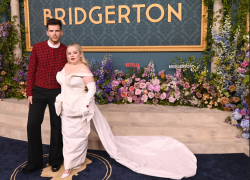 La actriz irlandesa Nicola Coughlan y el actor inglés Luke Newton llegan al estreno de Bridgerton Season 3 de Netflix en Alice Tully Hall el 13 de mayo de 2024 en la ciudad de Nueva York.