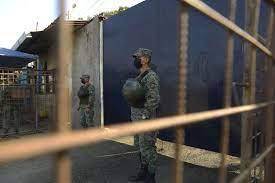 Soldados custodian la entrada de una prisión en Guayaquil, Ecuador, el 29 de septiembre de 2021