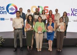 Ocho de los 10 ganadores del concurso de periodismo sostenible Voces en Acción, realizado por la ONG Ayuda en Acción y Revista Vistazo.