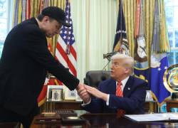 Fotografía de archivo fechada el 30 de Mayo de 2025 del presidente de Estados Unidos, Donald Trump (d) y Elon Musk, dándose la mano durante una conferencia de prensa en la Oficina Oval de la Casa Blanca.