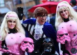 Cosplayers vestidos de Austin Powers y fembots de Star Wars posan durante el Comic-Con International de San Diego. Al parecer este año las grandes celebridades del espectáculo faltaran a la cita debido a la huelga de Hollywood.