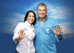 Luisa González y el expresidente Rafael Correa haciendo propaganda en la campaña presidencial.