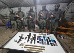 Fotografía de elementos de seguridad que participaron en registros realizados en el interior de los pabellones del Centro de Privación de Libertad de Guayas junto al arsenal incautado este miércoles.