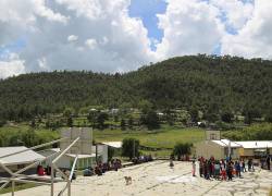 Niños mexicanos esperan que inicie una jornada de donaciones de útiles escolares. En la empobrecida región de la Sierra Tarahumara, del norteño estado de Chihuahua, muchos niños y jóvenes estuvieron a punto de abandonar la escuela durante la pandemia por falta de recursos.