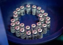 La Universidad de Hong Kong está llevando a cabo un estudio del rendimiento obtenido al mezclar la vacuna china de Sinovac con la de BioNTech.