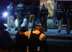 Familiares de las víctimas durante una de las reconstrucciones de los hechos, en el sur de la ciudad de Guayaquil.