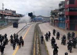 Un camión de la policía antidisturbios rocía agua a los manifestantes durante una marcha en Quito, el 12 de octubre de 2025.
