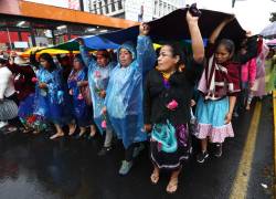 Cientos de personas participan en una marcha con motivo del Día Internacional de la Mujer, hoy, en Quito.