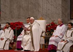 El Papa Francisco ofició la misa de Navidad en la Basílica de San Pedro. Estuvo sentado por sus problemas en la rodilla.