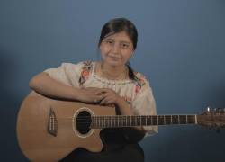 En videos cortos de 50 segundos, pone al límite sus habilidades vocales con versiones a capela del soundtrack de la película Titanic o ‘Me voy’ de la cantautora mexicana Julieta Venegas.