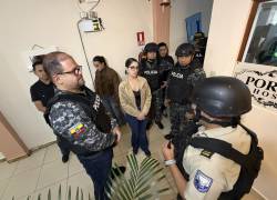 Fotografía que muestra al ministro del Interior, John Reimberg (I), y la asambleísta oficialista Camila León (C) supervisando el operativo.