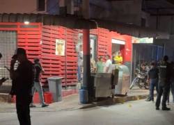 Uniformado fue atacado a disparos en un local de Manta.