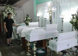 Los restos de los cuatro niños asesinados la noche del lunes, por miembros de una banda, son velados en casa de la abuela paterna en el sur de Guayaquil.