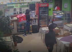 Una cámara de seguridad captó cómo cuatro sujetos asaltaron en un restaurante en Quito.
