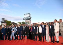 El cineasta italiano Edoardo de Angelis llega junto al elenco y al equipo de la película 'Comandante', durante la apertura del 80º Festival Internacional de Cine de Venecia.