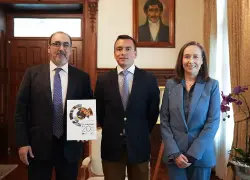 El presidente ejecutivo de la CAF, Sergio Díaz-Granados, y la representante del organismo en el Ecuador, Diana Mejía, entregaron al presidente Daniel Noboa la 'Estrategia País Ecuador 2025-2029'.