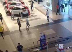 Uno de los pasillos del Mall del Sol mientras que la Policía controlaba la situación.