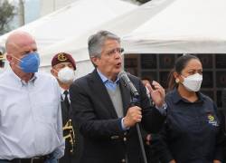 Aquí estamos todos unidos con la bandera de Ecuador y de Quito (...). Todos tenemos que trabajar por la ciudad”, dijo Lasso.