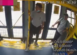 Captura de video que muestra a los dos sujetos armados.