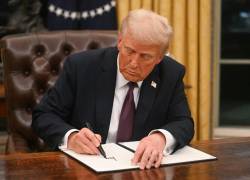 El presidente estadounidense Donald Trump firma una orden ejecutiva en la Oficina Oval de la Casa Blanca en Washington, DC, el 20 de enero de 2025.