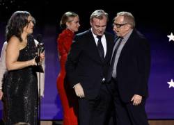 Emma Thomas, Emily Blunt, Christopher Nolan y Charles Roven aceptan el premio a la mejor película por 'Oppenheimer' en el escenario durante la 29ª edición anual de los Critics Choice Awards.