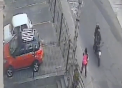 Captura de video de una cámara de vigilancia.