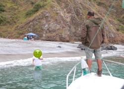 Militares y autoridades desalojaron a turistas informales de una playa en el Parque Nacional Machalilla.