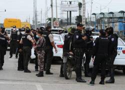 Autoridades se preparan para entrar a la Penitenciaría del Litoral ante enfrentamientos.