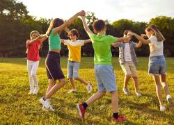 Los vacacionales ayudan a que los niños puedan seguir compartiendo con niños de su edad.